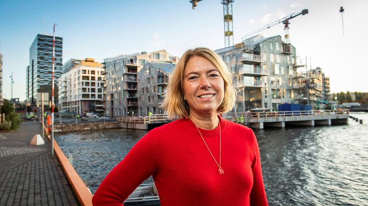 – Strakstiltakene gir oss konkrete, tydelige mål, sier OSUs administerende direktør Synnøve Lyssand Sandberg, her foran Vannkunsten i Bjørvika. Foto: Katrine Lunke.