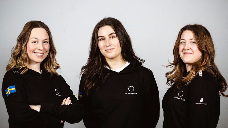 JU Solar Team ställer inte in när coronapandemin sätter stopp för en tävling, utan ställer om till en annan tävling. Här är JU Solar Teams marknadsteam, som består av (från vänster): Erika Willumsen, Sandra Sernelin Ahlsén och Sofia Östangård.