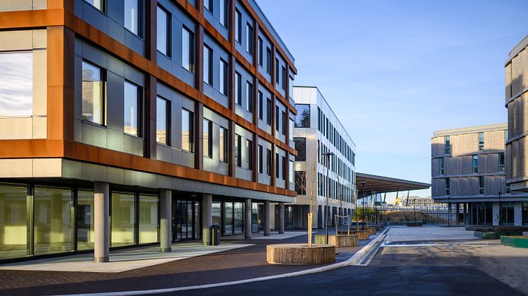 Midtbygget og torget i Bergen Business Park. Bygget har BREEAM-NOR Excellent-sertifikat for prosjekteringsfasen. Foto: Mats Lie AS.