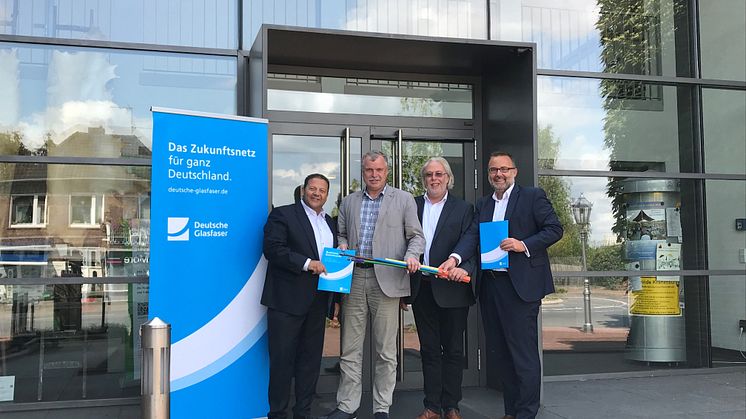 v.l.n.r.: Thomas Pantazidis (Deutsche Glasfaser, Geschäftskundenvertrieb), Norbert Jansen (Breitbandkoordinator, Gemeinde Kranenburg), Ferdinand Böhmer (Kämmerer, Gemeinde Kranenburg), Dietmar Rotering (Deutsche Glasfaser Projektleiter)