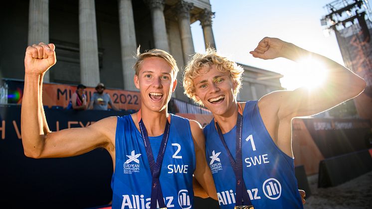 David Åhman och Jonatan Hellvig firar EM-guldet i beachvolleyboll. Foto: Bildbyrån