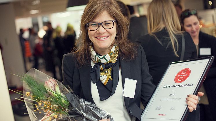 Åsa Elm, kommunikationschef MTR mottar pris för Årets nyhetsrum 2014, kategori Transport