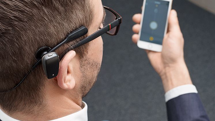 Erwachsener Träger mit Cochlear Baha® SoundArc und Baha 5 Smart App