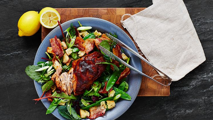Smokey pulled pork och sommarsallad med bacon