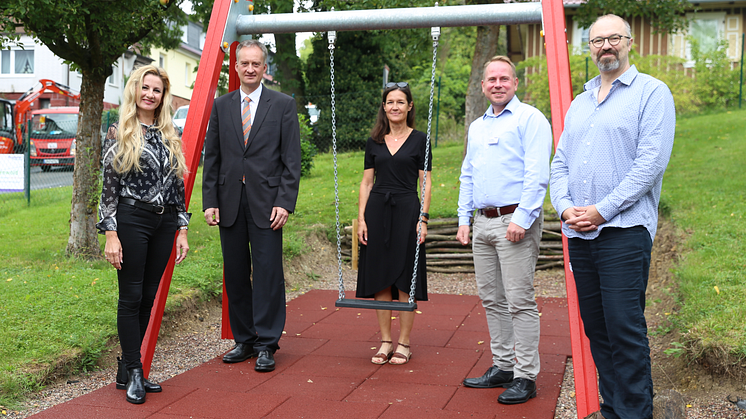 Über die neu gestaltete Spielfläche freuen sich (von links): Isolde Koch, Matthias Waßmann (beide Raiffeisenbank HessenNord eG), Kerstin Ruhnau, Alexander Witzel (beide Hephata) und Sven Tewes (Förderverein).