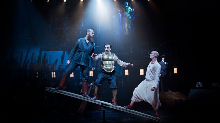 ​Höststorm höll på att stjälpa gästspelet men New York-publiken älskar Folkoperan och Cirkus Cirkörs Satyagraha.