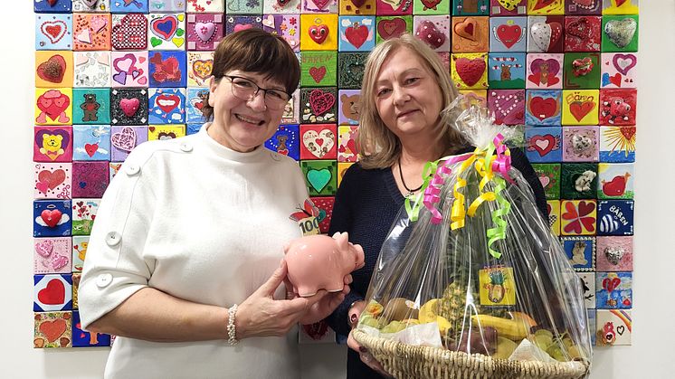 Steffi Meyer übergab ein Spendenschweinchen und einen großen Obstkorb an Elvira Wegner vom Kinderhospiz Bärenherz