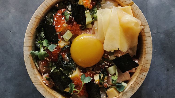 Chirashi-sushi med KRAV-märkta ekologiska ägg och kålrotsgari, MSC-certifierd torsk och ASC-certifierad lax.