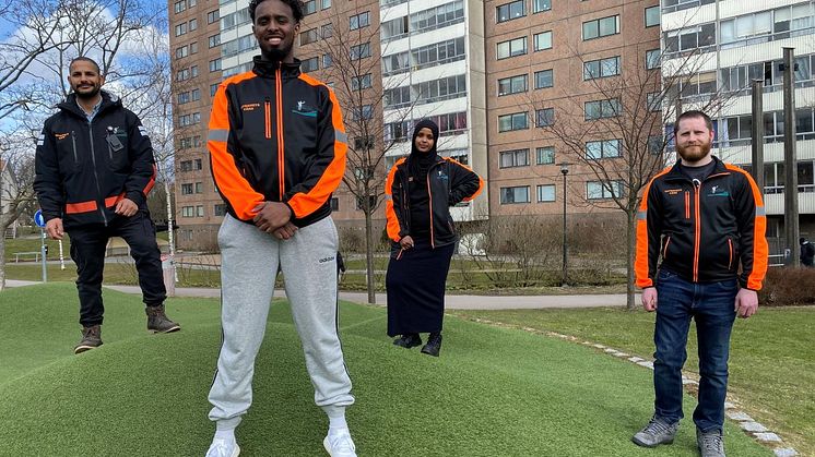 Trygghetschef Christian Eldstaf med Mona, Hassan och Rikki, tre av de nya trygghetsvärdarna som kommer att arbeta i Backa Röd och kring Frölunda Torg.