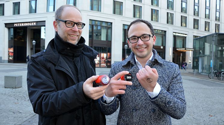 Clemens Schülke und Robin Spanke präsentieren die neuen 2G-Einlassstempel für die Innenstadt - Foto: Andreas Schmidt