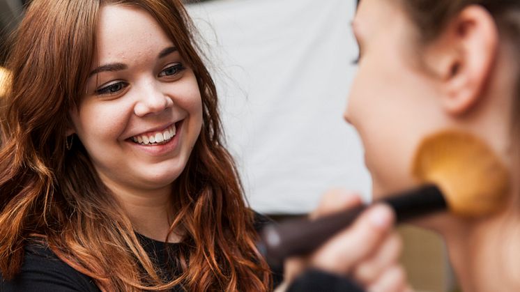Realgymnasiets stylistelever stylar modeller inför visning