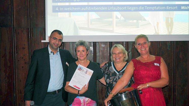 Die alltours Vertriebsaußendienstler Ibrahim Er Rahhaoui (l.) und Bettina Fenzlein (r.) mit der Gewinnerin eines Reisegutscheins Christina Herdt vom Reisebüro Reiseland daS. reisen (2.v.l.) und Sandra Ober von Beachcomber Resorts & Hotels (2.v.r.).