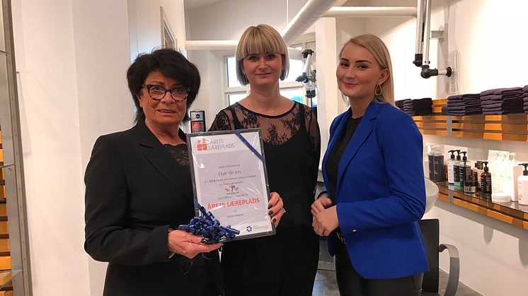 Cecilie Madsens læreplads blev hædre med diplom, blomster og chokolade og er nu med i opløbet om at blive Danmarks bedste læreplads. 