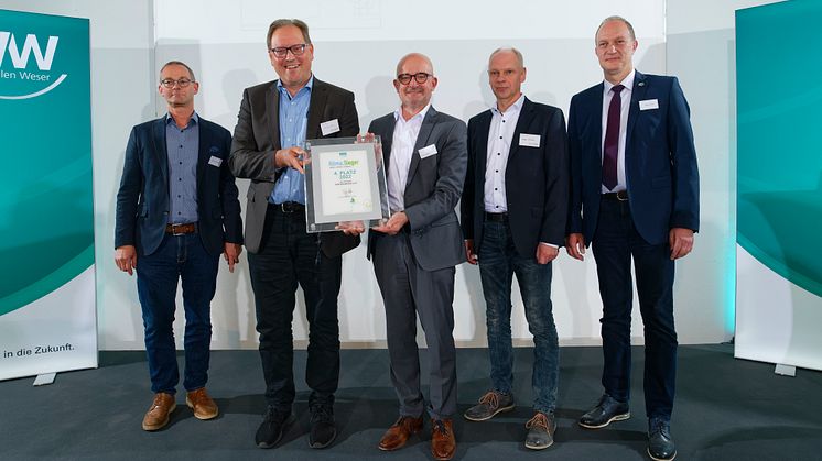 Freuen sichn über die Förderung (v. l.): Heinz-Jörg Heinemann, Jurymitglied, Stefan Kropp, TuS Windheim, Andreas Speith, Westfalen Weser, Holger Altvater, TuS Windheim und Petershagens Kämmerer Stefan Sander.