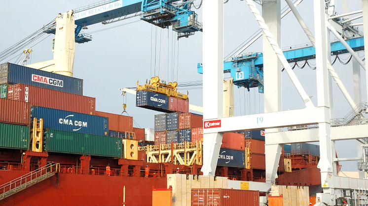 Containerfartyg lastas