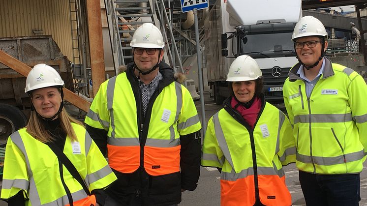 Nyligen besökte landsbygdsminister Jennie Nilsson (till vänster) Örtofta. Här med Johan Andersson, kommunstyrelsens ordförande, Catharina Malmborg, kommunstyrelsens 1:a vice ordförande, och Olof Dahlgren, fabrikschef. Foto: Lars Persson