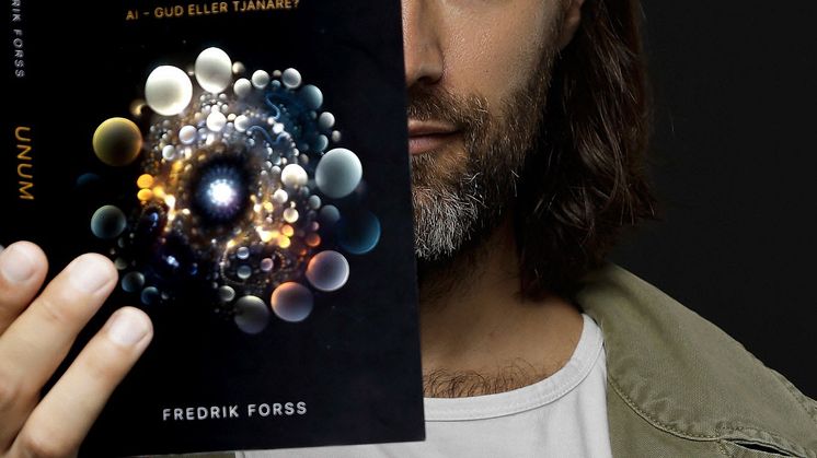 fredrik_med_bok
