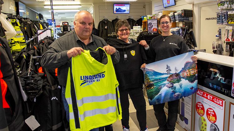 Bildet er arrangert, men entusiasmen er ekte. I butikken selger Rp Profil alle typer profil- og arbeidsklær, ofte med trykk eller brodering. Fra venstre Rudolf Pettersen, Anne Midbøe Pettersen og Joyce A. M. Donker.