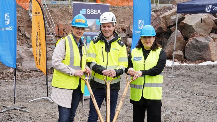 Första symboliska spadtaget med SKAB:s ordförande Hanna Clerkestam (L), VD för SSEA Christian Wieland och ordförande i utbildningsnämnden Soley Aksöz Lithborn (M).