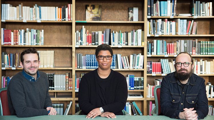 Johanna Lundin, Bildningspoddens nya digitala redaktör, tillsammans med producenterna Klas Ekman och Magnus Bremmer i Humanistvillans bibliotek på Frescati. Bildningspodden produceras för Humanistiska fakulteten vid SU. Foto: Anna-Karin Landin