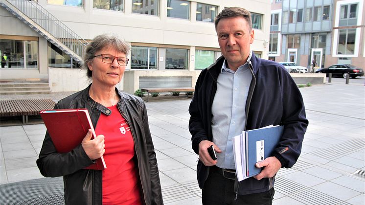 Leder i Norsk Bonde- og Småbrukarlag Kjersti Hoff og leder i Norges Bondelag på vei til møte i Landbruks- og matdepartementet tidligere denne uka. Nå går begge organisasjoner i forhandlinger med staten. 