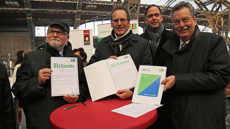 v.l.: Hans-Christian Hagans, Volker Bremer, Tobias Kobe und Dietrich Hagemann mit der unterschriebenen Urkunde zur Verkehrspatenschaft zwischen der Erfurter Bahn und der Stadt Leipzig
