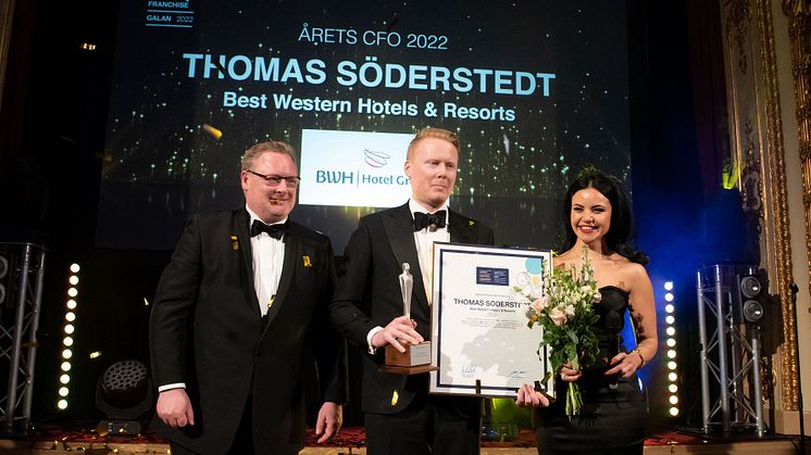 Thomas Söderstedt från Best Western Hotels & Resorts (mitten) tillsammans med Stefan Dahlgren och Kristin Shokry från Azets på Franchisegalan 2022.