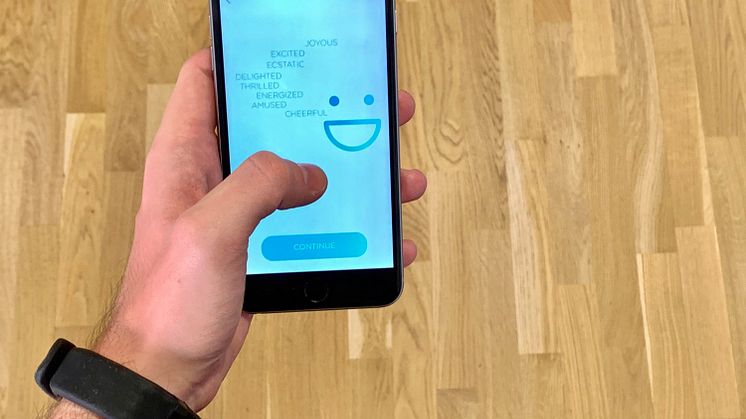 FEEL Armband und App (Bild: FEEL)