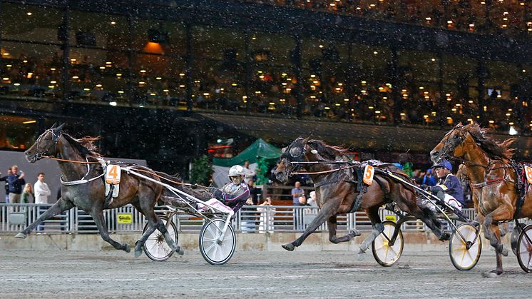 Makethemark vinner Jubileumspokalen på Solvalla. Foto: Maria Holmén/TR Bild