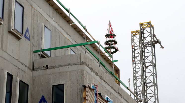 Som traditionen foreskriver, var der både kranse og flag på toppen af bygningen. Foto: Rebild Kommune