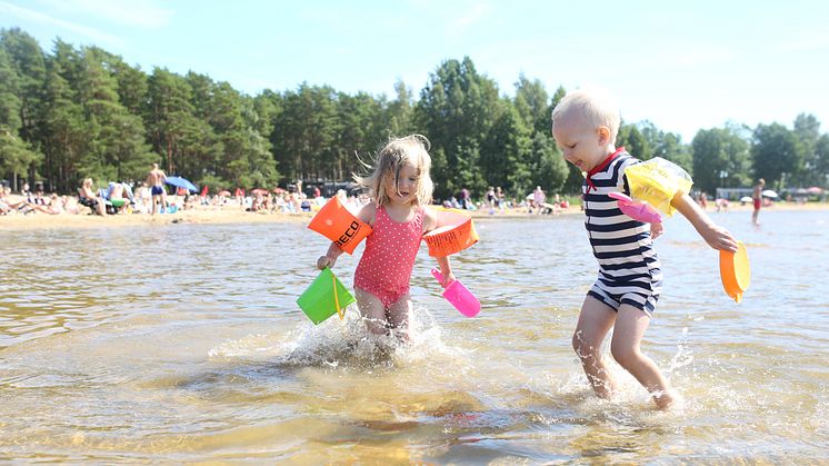 Campingferie i Sverige vil garantert falle i smak hos barna. Foto: Bomstadbaden Camping 