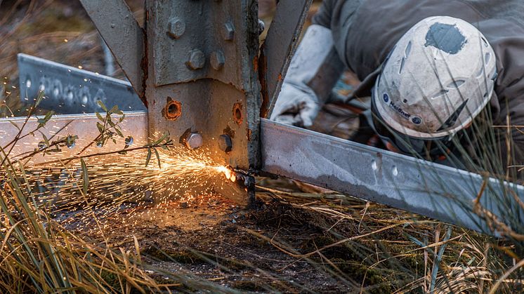 Die Bayernwerk Netz beginnt am 1. Juni mit den Vorbereitungen zur Erneuerung der Hochspannungsleitung zwischen Bergkirchen und dem Umspannwerk Maisach. Schmalere Stahlvollwandmasten ersetzten künftig die vorhandenen Gittermasten.