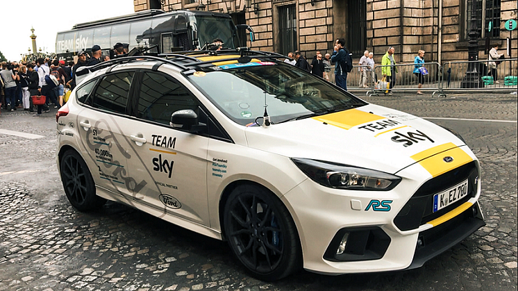 Týmový Focus RS a ředitelské vozy Mondeo kombi dostaly na oslavu vítězství speciální žluté zbarvení