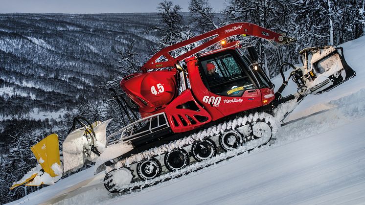 Fantastiska snöförhållanden i pist och terräng ger fin försäsongsåkning. Ramundbergets nya Pistenbully har bra material att jobba med. Fotograf: Rickard Bergstedt.