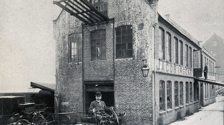 Østerdølen Paul Henning Irgens i sin egen bil fra 1898. Dessverre lyktes han ikke med å bygge noen fabrikk for serieproduksjon. Det ble med to biler. 