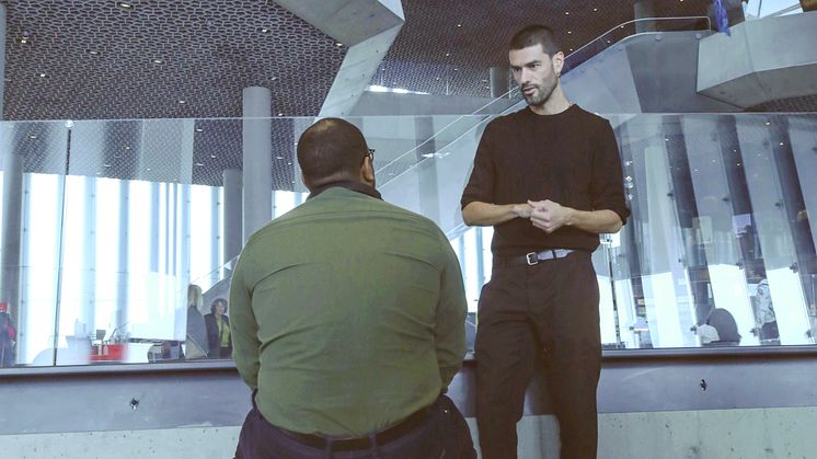 Kulturbyråden Omar Samy Gamal sammen med kunstner Pedro Gómez-Egaña