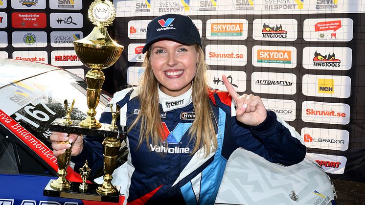 Klara Andersson efter SM-guldet i rallycrossens 2150-klass sommaren 2021. 