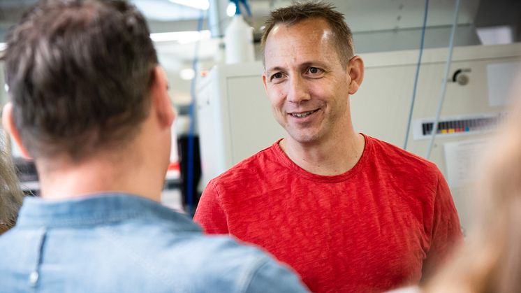 Jan Rasmussen fra Nordic Digital Lab, viser rundt