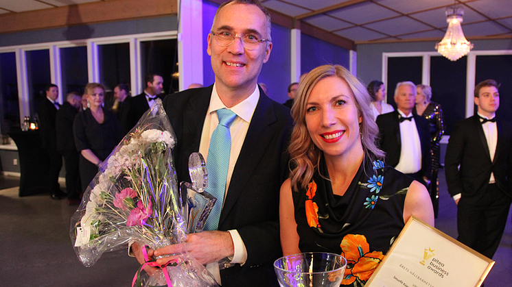 Vinnare av SunPines Hållbarhetspris 2019. Per Swärd, vd, och Malin Carlborg, kommunikationsansvarig, Smurfit Kappa, Piteå.