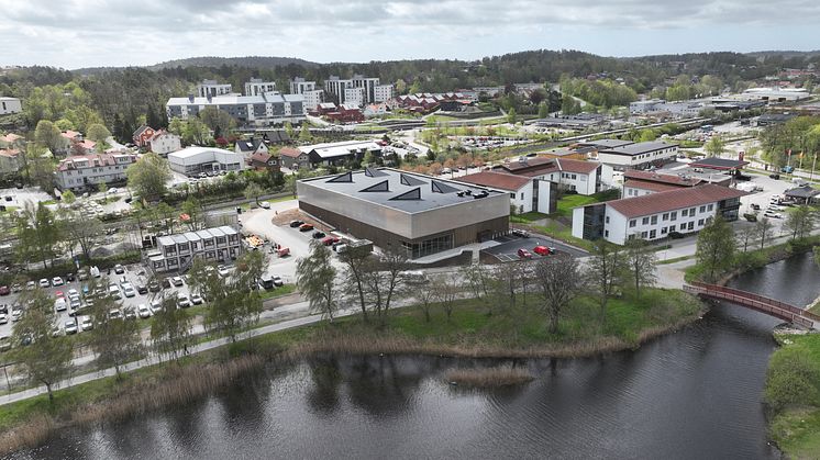 Östermalmshallen padel är ett hållbart projekt från start till mål och ett av Sveriges största återbruksprojekt där en unikt stor byggnad kunnat återanvändas för ett nytt syfte.