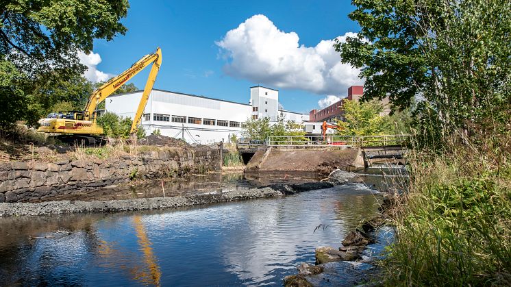 För att inte blanda de båda flödena har en temporär invallning byggts i form av grusvallar