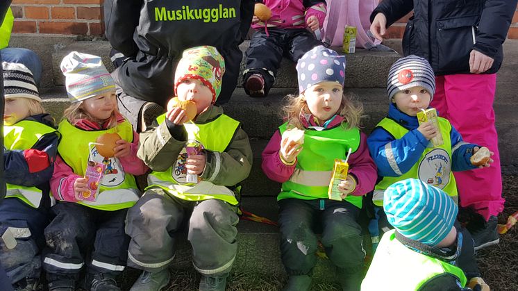 Gästerna bjöds på korv, bulle och dricka i samband med visningen