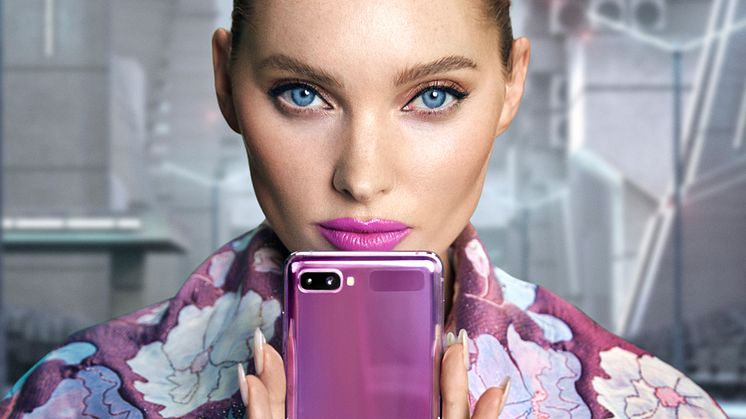 Flip it – Supermodellen Elsa Hosk frontar Samsungs nya vikbara telefon
