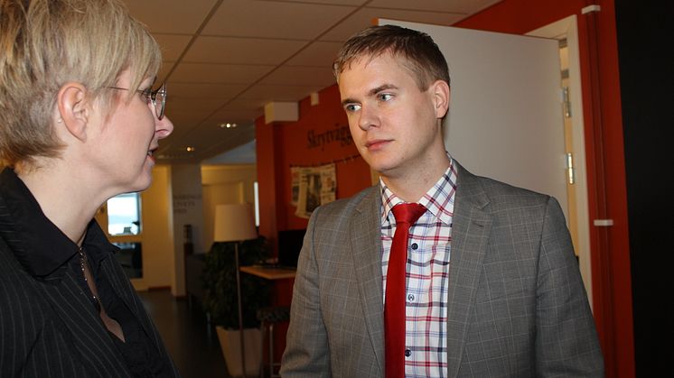 Miljöpartiets språkrör Gustav Fridolin i samtal med Caroline Lundström, inköps- och logistikchef på Polarbröd