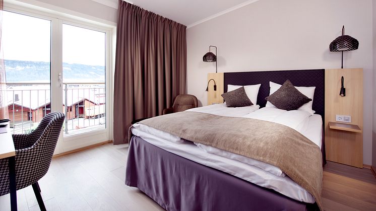 Hotel-standard-queen-room-view-clarion-collection-hotel-hammer
