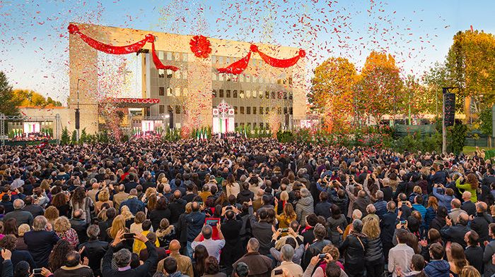  En ”Mega” Scientologikyrka hälsar världen välkommen till Milano