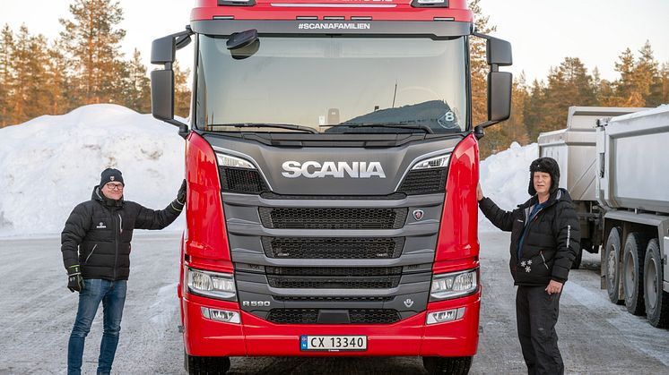 Scania SmartOpen er en ny funksjon som kommer med det nye digitale dashbordet. Ved å slå synkront på samme sted på begge dørene låser bilen seg opp hvis nøkkelen er glemt inne i bilen.