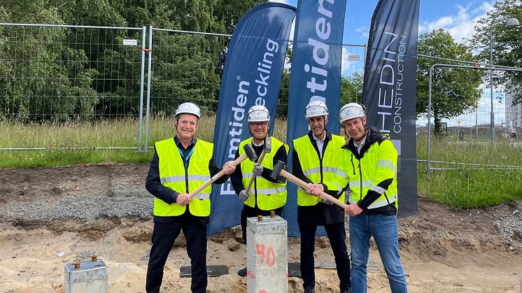 Ett pålslag görs för Danaplatsen i Eriksberg av Terje Johansson, Framtiden, Dan Sandén, Framtiden Byggutveckling, Aslan Akbas, Framtiden och Emil Löveryd, Hedin Construction.