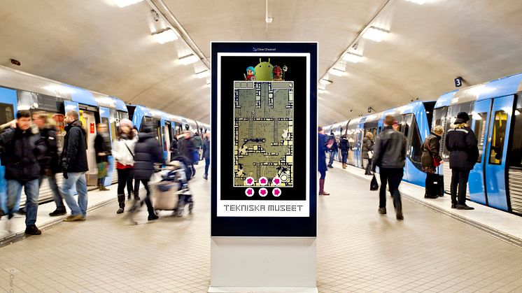 Tekniska museet tar ut dataspelet på stan och låter verkligheten invaderas av spelvärlden genom tre interaktiva spelskärmar i Stockholms tunnelbana. Foto Clear Channel