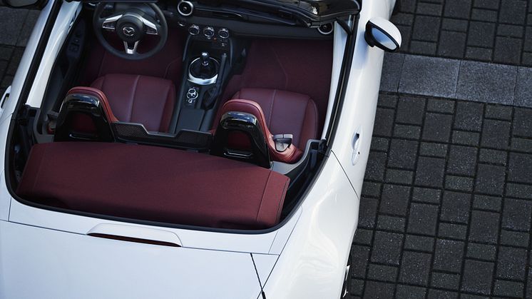 100thSV_BRD14_EU_LHD_MX-5_Interior.jpg